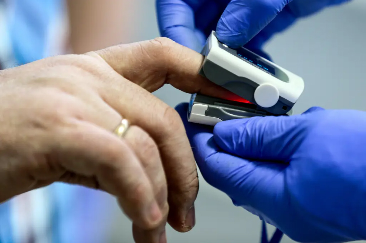 💤 นักวิจัยได้พัฒนาอุปกรณ์สวมใส่ใหม่ ที่อาจช่วยตรวจจับและรักษาภาวะหยุดหายใจขณะหลับ